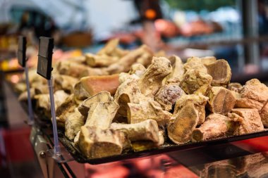 Jambon kemik suyu evde bir kasap dükkanında yapmak için