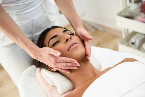 Mulher Árabe Recebendo Massagem Cabeça Centro Bem Estar Spa Beleza — Fotografia de Stock