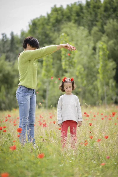 Happy Mother Her Little Daughter Poppy Field — Stock Photo, Image