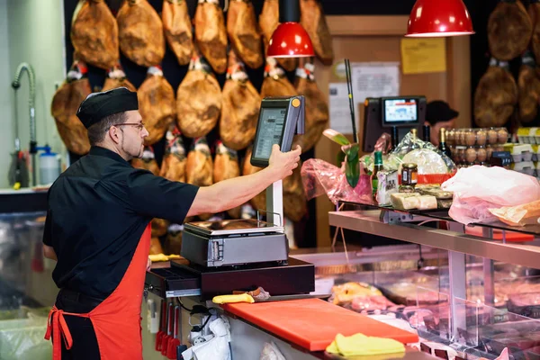 Açougueiro Açougue Pesando Carne Cobrando Com Presunto Fundo — Fotografia de Stock