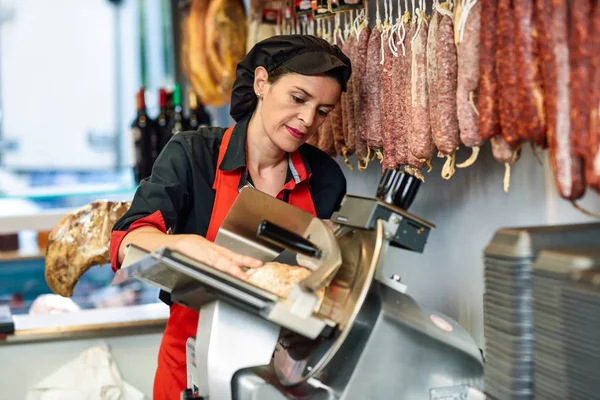 Carniceiro Fêmea Cortando Presunto York Uma Máquina Corte Dentro Açougue — Fotografia de Stock