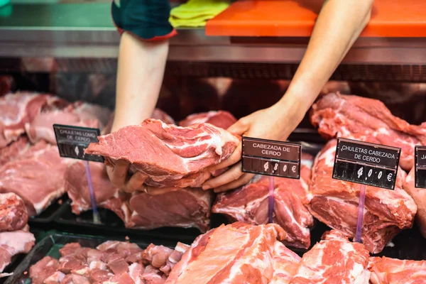 Fechar Mãos Açougueiro Fêmea Segurando Pedaço Carne Loja — Fotografia de Stock