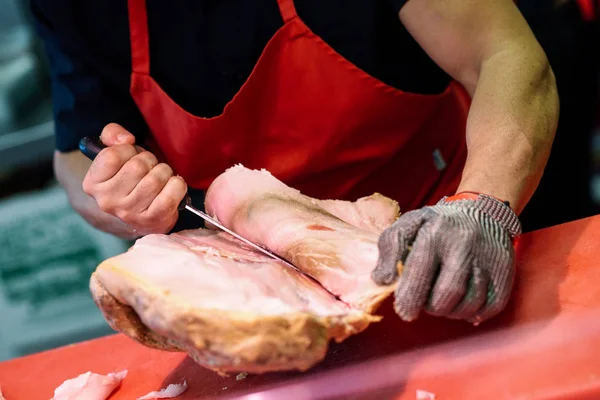 金属安全で近代的な精肉店のハムを骨抜き男性肉屋メッシュ グローブ — ストック写真