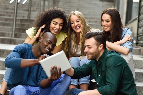 Grupo Multiétnico Jóvenes Que Miran Una Tableta Aire Libre Fondo — Foto de Stock