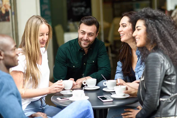 Multiracial Grupp Fem Vänner Med Kopp Kaffe Tillsammans Tre Kvinnor — Stockfoto