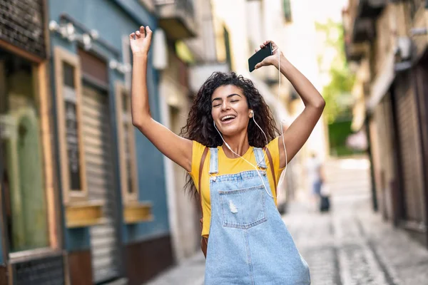 Mujer Negra Divertida Escuchando Música Con Auriculares Aire Libre Chica —  Fotos de Stock