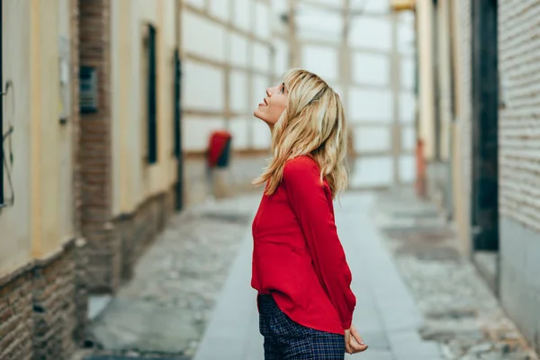 Feliz Joven Rubia Caminando Por Calle Sonriente Chica Rubia Con — Foto de Stock