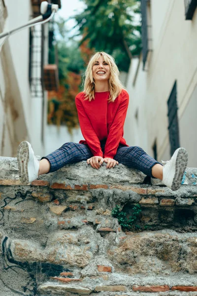 Счастливая Блондинка Сидящая Городском Фоне Улыбающаяся Блондинка Красной Рубашке Наслаждается — стоковое фото