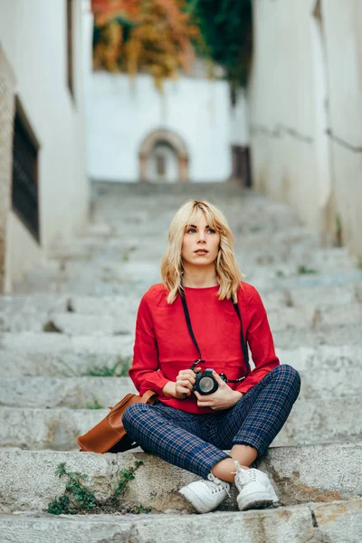 Привлекательная Молодая Блондинка Фотографирует Старым Фотоаппаратом Красивом Городе Блондинка Счастливая — стоковое фото