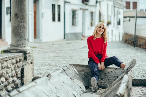 Gelukkig Jonge Blonde Vrouw Zittend Stedelijke Achtergrond Blond Meisje Glimlachend — Stockfoto