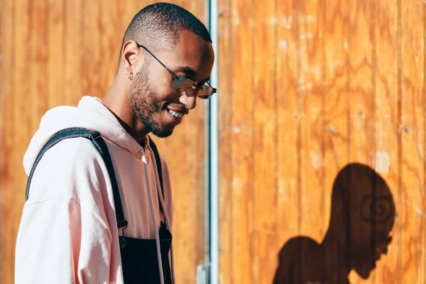 Joven Hombre Negro Con Ropa Casual Gafas Sol Sonriendo Sobre —  Fotos de Stock