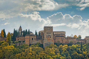 Güzel bulutlar ile Albaicin mahalleden Granada'da Alhambra sayısı. Andalusia, İspanya