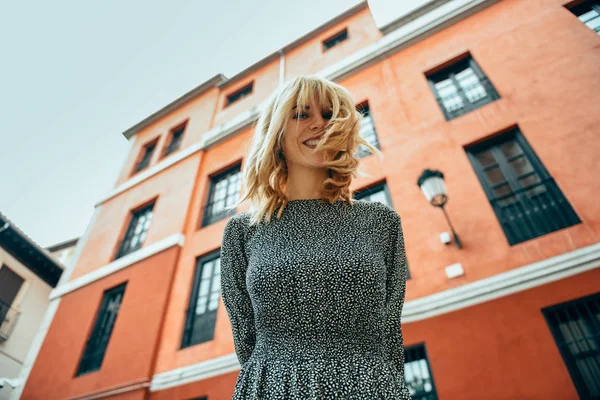 Mujer Joven Feliz Con Pelo Movimiento Fondo Urbano Chica Rubia —  Fotos de Stock