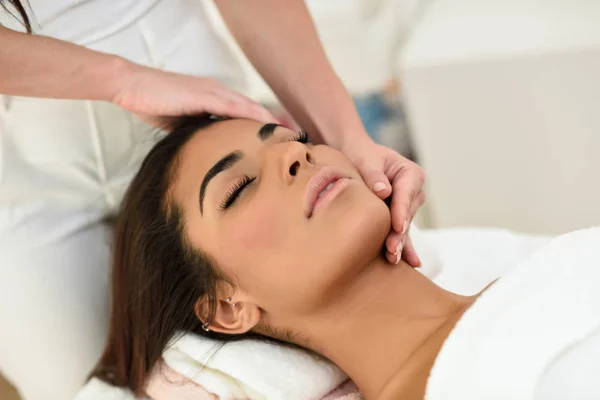 Mulher Árabe Recebendo Massagem Cabeça Centro Bem Estar Spa Beleza — Fotografia de Stock