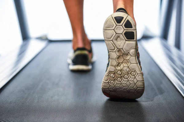 Picioare Musculare Masculine Adidași Care Rulează Banda Alergare Sala Sport — Fotografie, imagine de stoc