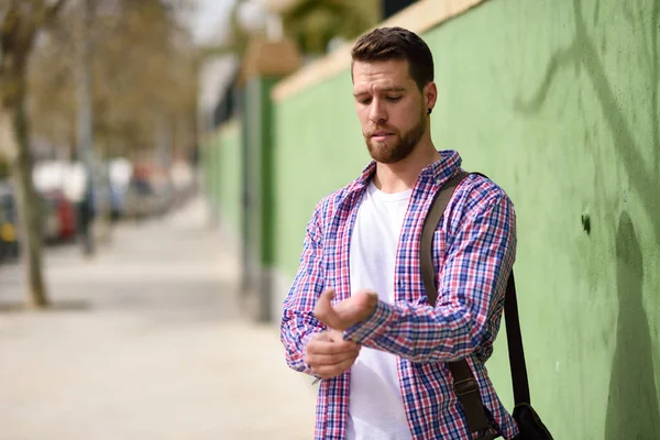 Jeune Homme Attrayant Debout Milieu Urbain Type Tenue Décontractée Concept — Photo