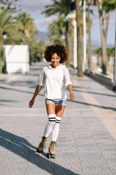Glimlachend Zwarte Vrouw Rolschaatsen Buiten Rijden Strandpromenade Met Palmbomen Lachende — Stockfoto