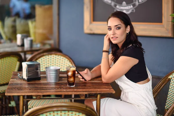 Menina Bonita Com Olhos Azuis Sentado Café Urbano Usando Telefone — Fotografia de Stock