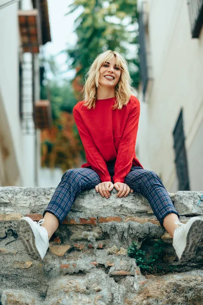 Happy Young Blond Woman Sitting Urban Background Smiling Blonde Girl — Stock Photo, Image
