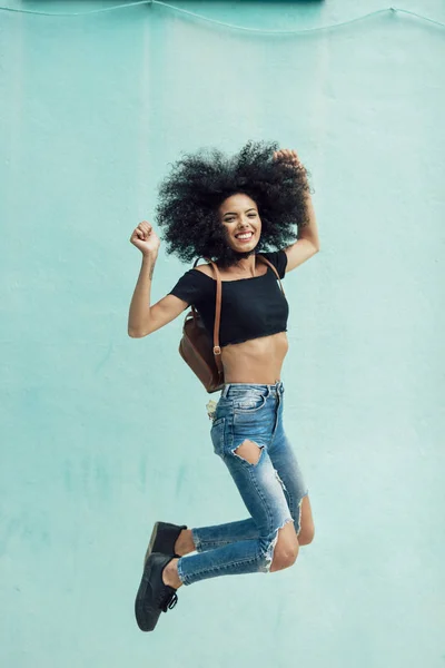 Jeune Femme Mixte Avec Des Cheveux Afro Sautant Extérieur Femme — Photo