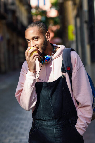 Young Black Man Eating Apple Walking Street Lifestyle Concept — Stock Photo, Image