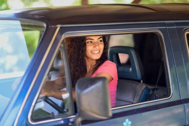 Arap kadın bir kamp doğa ortasında eski bir minibüsü sürüş