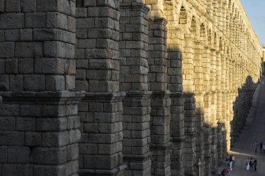 Segovia ünlü su kemeri ile güzel gölge görünümünü. 1. yüzyıl, Unesco Dünya Mirası Roma inşaatı. Seyahat kavramı. İspanya, Kastilya ve Leon, Segovia. 