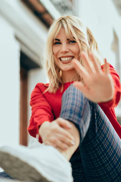 Happy Young Blond Woman Sitting Urban Background Putting Her Hand — Stock Photo, Image