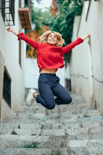 Szczęśliwa Młoda Blond Kobieta Stojąc Piękne Kroki Ulicy Uśmiechnięta Blondynka — Zdjęcie stockowe