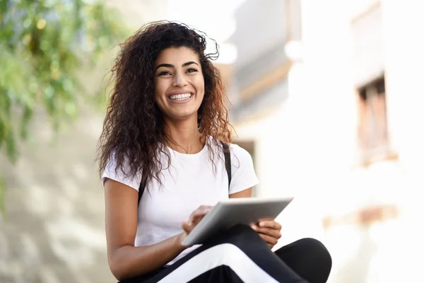 Mujer Africana Sonriente Usando Tableta Digital Aire Libre Chica Árabe —  Fotos de Stock