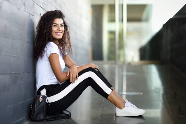 Happy African Girl Black Curly Hairstyle Sitting Urban Floor Smiling — Stock Photo, Image