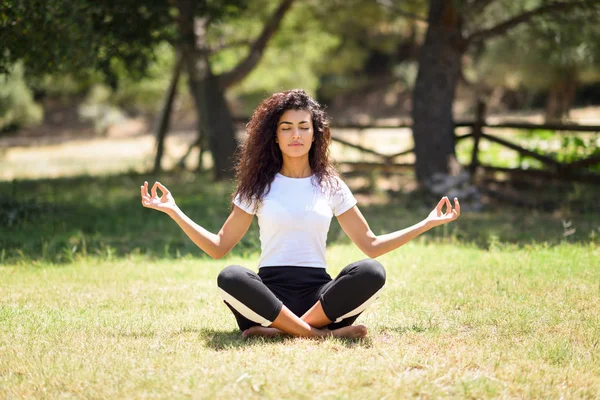 Jonge Arabische Vrouw Doen Yoga Natuur Noord Afrikaanse Vrouwelijke Dragen — Stockfoto