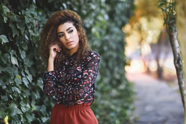 Krásná Mladá Arabská Žena Černými Kudrnatý Účes Arabská Dívka Která — Stock fotografie