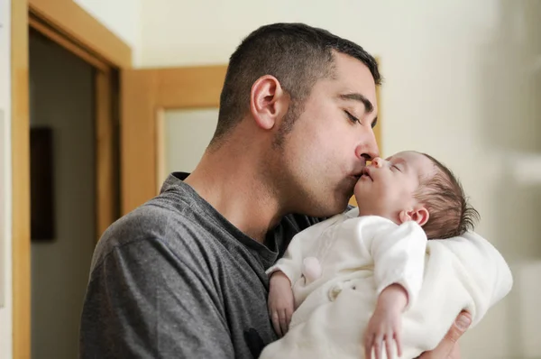 Pai Beijando Sua Menina Recém Nascida Retrato Close — Fotografia de Stock