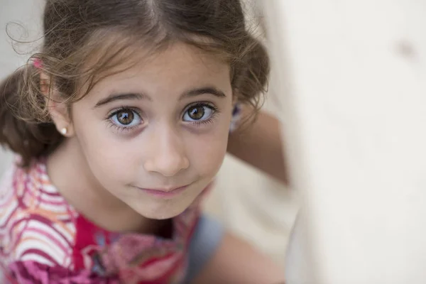 Чарівна Маленька Дівчинка Язана Кісками Відкритому Повітрі — стокове фото
