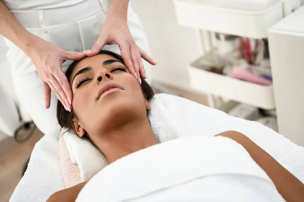 Mujer Árabe Recibiendo Masaje Cabeza Spa Centro Bienestar Conceptos Belleza — Foto de Stock