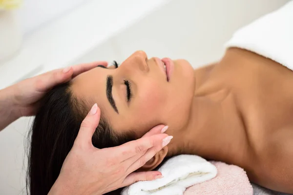 Mulher Árabe Jovem Recebendo Massagem Cabeça Centro Bem Estar Spa — Fotografia de Stock
