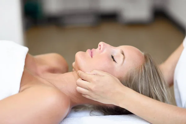Jeune Femme Blonde Recevant Massage Tête Dans Centre Spa Avec — Photo