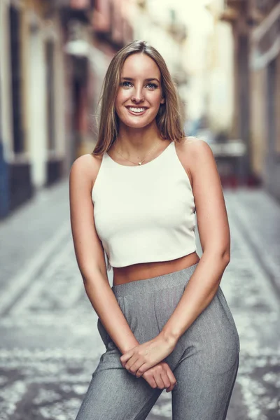 Jovem Sorrindo Fundo Urbano Menina Loira Com Penteado Reto Vestindo — Fotografia de Stock