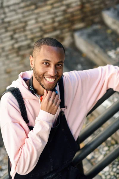 Joven Hombre Negro Con Ropa Casual Sonriendo Las Escaleras Urbanas —  Fotos de Stock