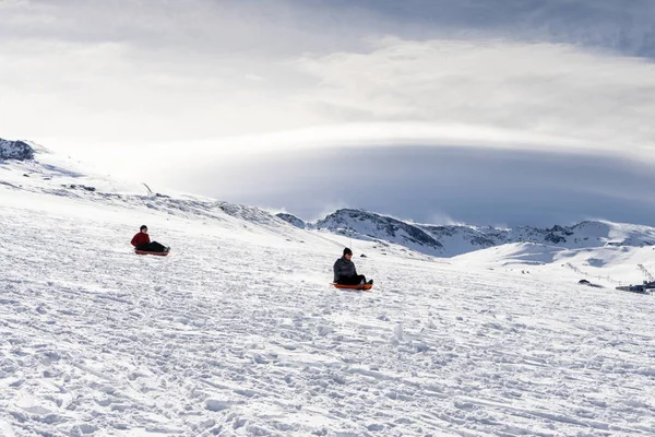 Människor pulka på skidorten Sierra Nevada — Stockfoto