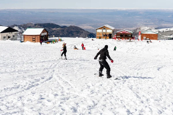 Personer som har roligt gör vintersport i Sierra Nevada. — Stockfoto