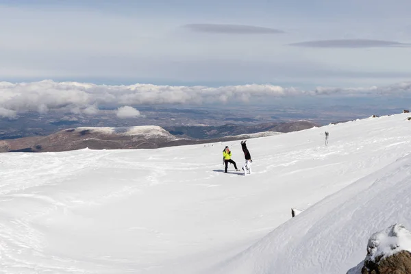 Personer som har roligt gör akrobatik i Sierra Nevada. — Stockfoto