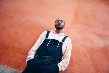 Bin yıllık Afrika adam açık havada bib pantolonlu