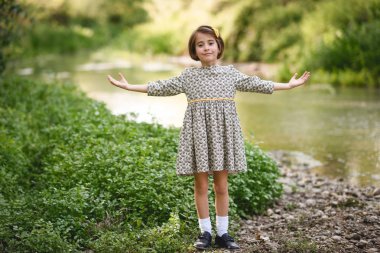 Elbise giyen güzel doğa akışında küçük kız