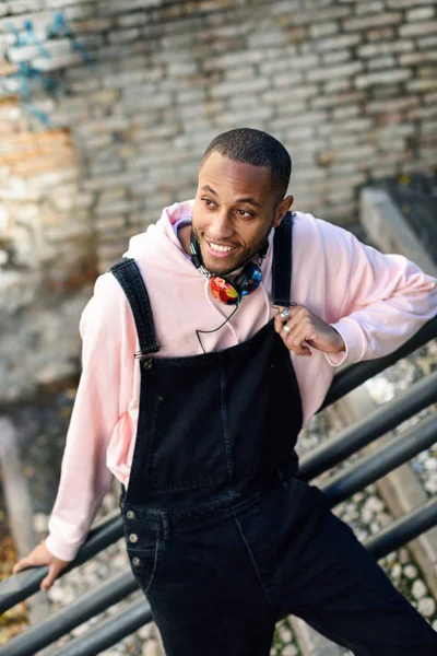 Sonriente hombre negro usando ropa casual al aire libre —  Fotos de Stock