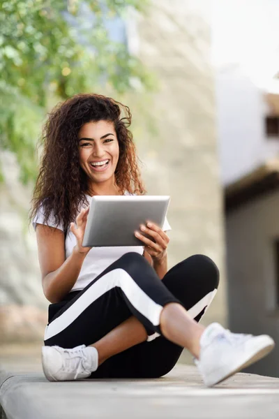 Ευτυχισμένη γυναίκα αφρικανική χρησιμοποιώντας ψηφιακό tablet σε εξωτερικούς χώρους — Φωτογραφία Αρχείου