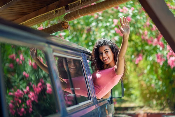 Lachende Meisje Een Camper Genieten Van Lentetijd Een Mooie Camping — Stockfoto