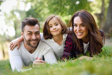 Mutlu genç aile kentsel bir parkta