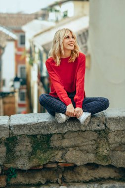 Sarışın kız açık havada hayattan zevk ile kırmızı gömlek gülümseyen.